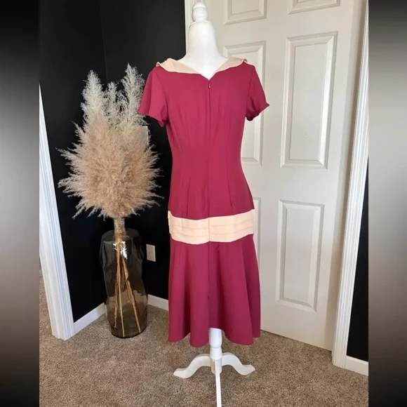 Unique Vintage 1920s Burgundy & Pink Wilshire Flapper Day Dress
Medium (6-8) - Picture 8 of 12